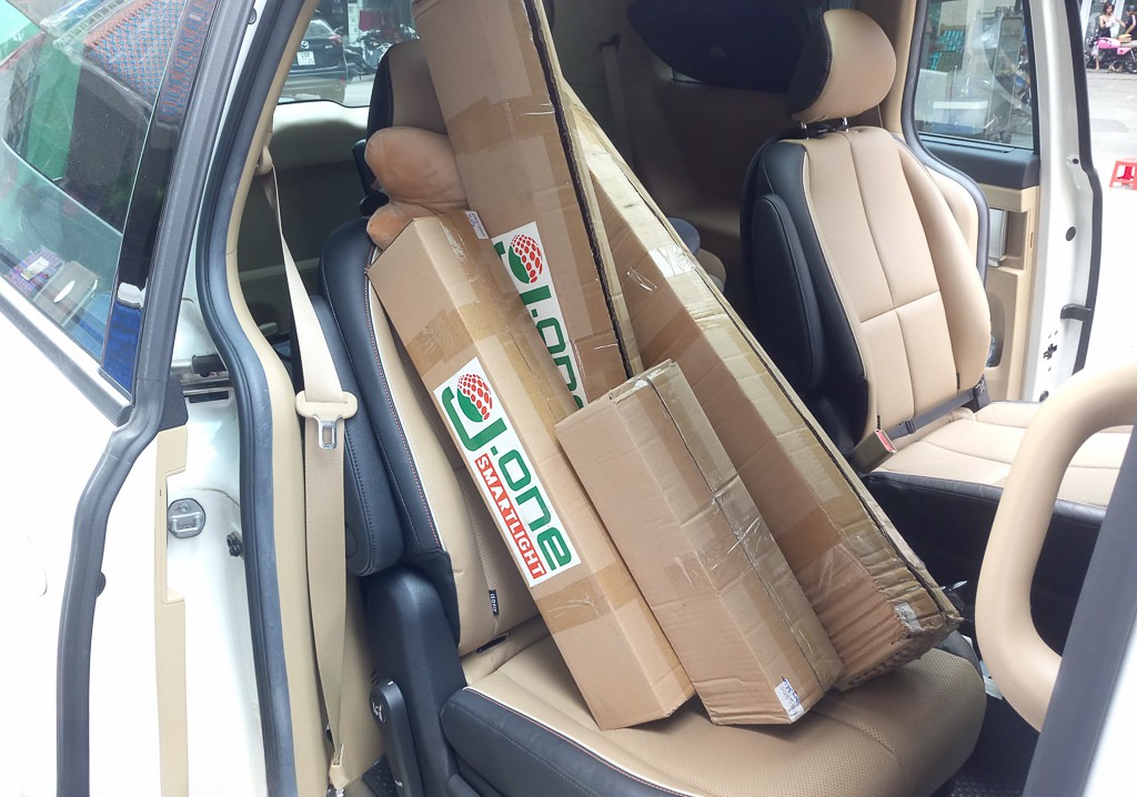 Đặt đồ vật nặng lên ghế da